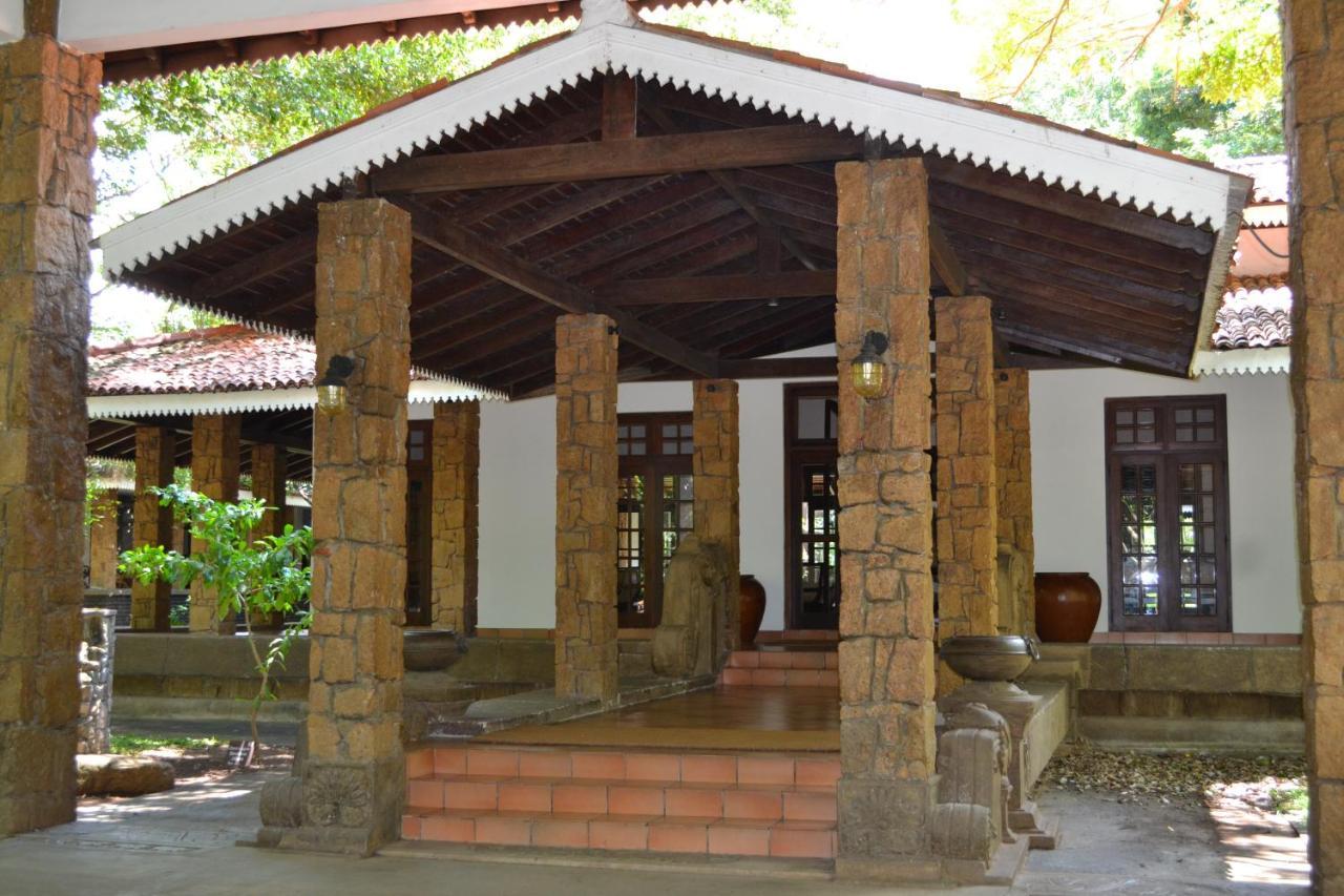 Palm Garden Village Hotel Anuradhapura Buitenkant foto