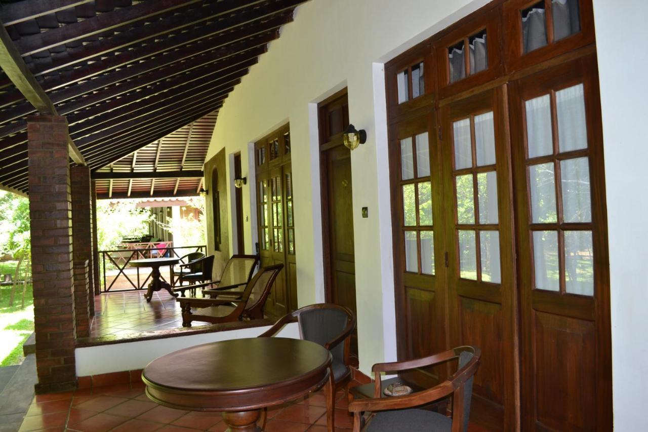 Palm Garden Village Hotel Anuradhapura Buitenkant foto